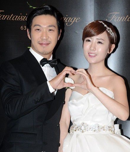 2012年11月30日,haha与女歌手星(金高恩)举行婚礼