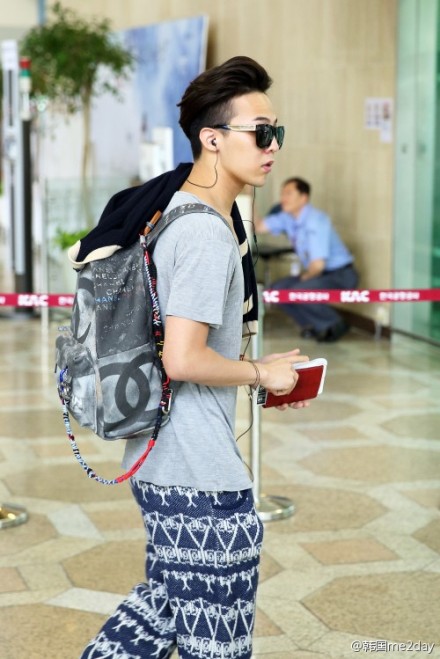 gd权志龙机场时尚再成话题 香奈儿穿出痞子味机场时尚大盘点