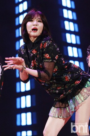 韩国女星泫雅热裤舞险走光 女星热舞抛胸露臀走光瞬间