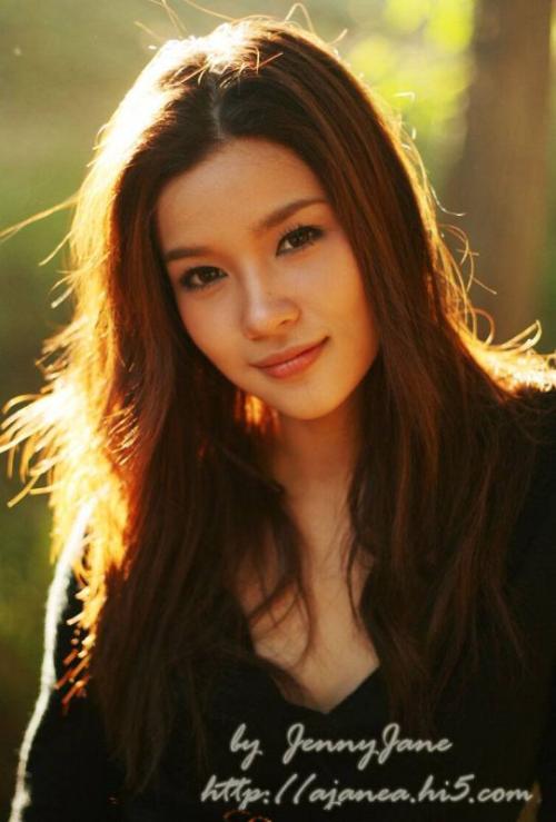 2008年首次担任泰国电视剧《玻钻之争》的女主角而踏入演艺道路.