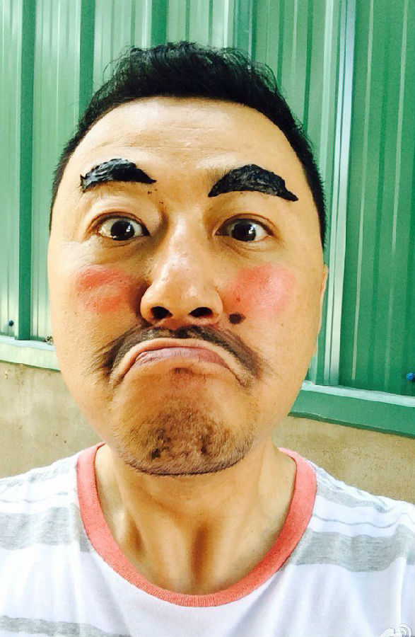 郭涛搞怪贴粗眉变蜡笔小新