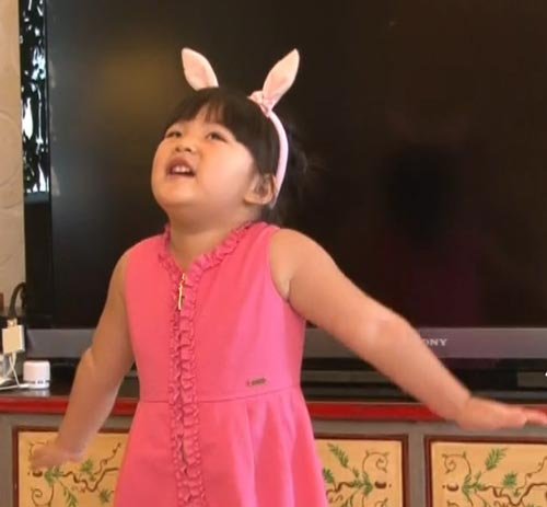 赵薇和王诗龄十分神似,无论是发呆,惊讶还是伤心的表情两人都如出一辙