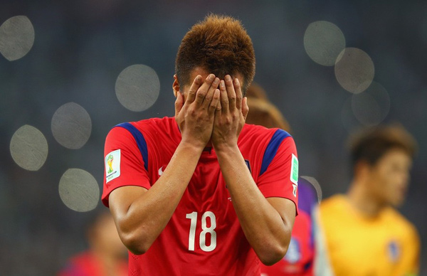 韩国闪电丢球惨败 锋霸掩面痛哭