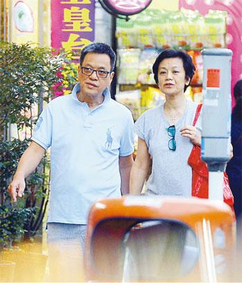 张艾嘉与富商老公结婚23年显恩爱 逛街揽腰痴缠