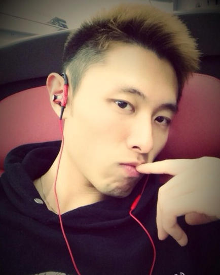 张嘉倪长腿男友私照曝光 系公司董事高富帅圈外人