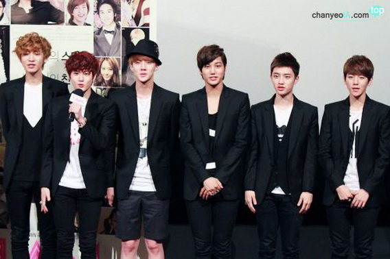 exo合影揭露真实身高 鹿晗吴亦凡合照踮脚