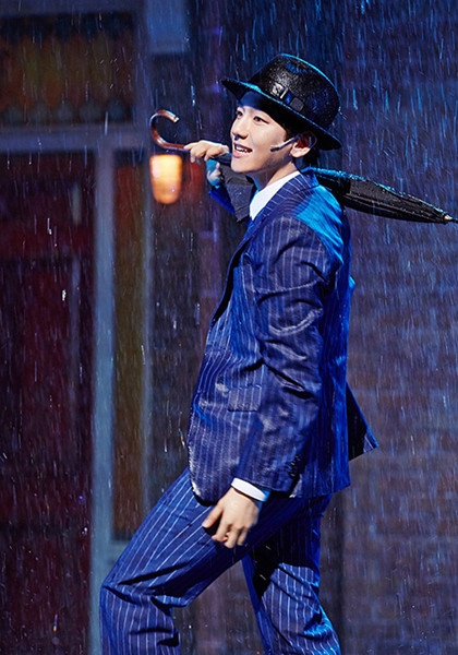 exo边伯贤唱响雨中曲 首登音乐剧singing in the rain舞台