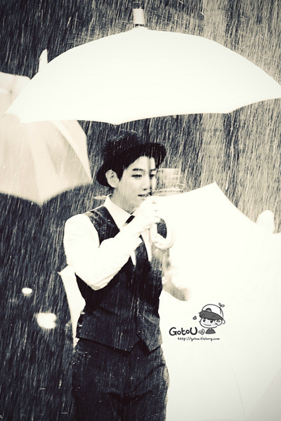 exo边伯贤唱响雨中曲 首登音乐剧singing in the rain舞台