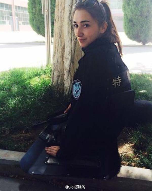 据悉这位微博名叫"-di-li"的女特警队员是塔吉克族姑娘,身穿特警制服