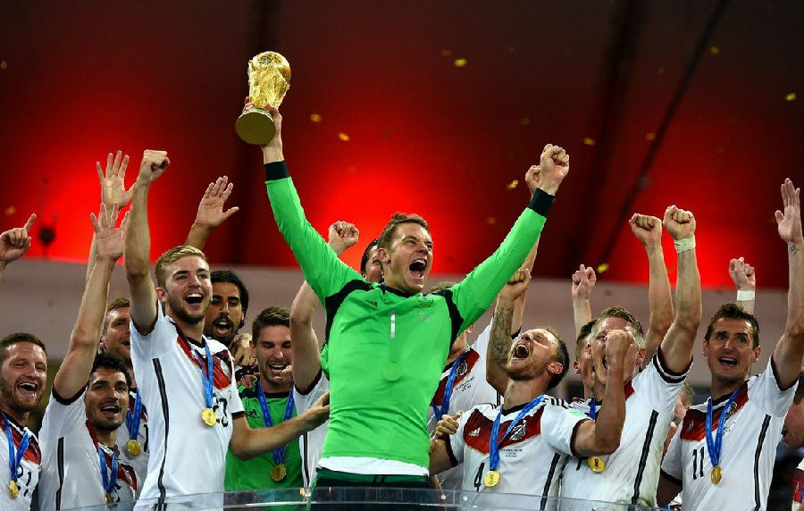 德国队第4次登顶世界之巅 拉姆捧杯众将狂欢