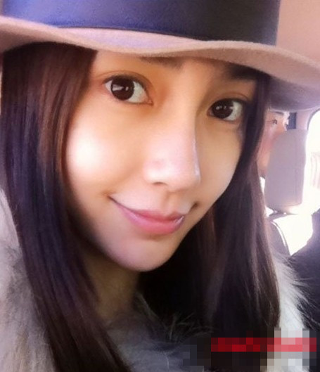 不得不说baby素颜也是很美的,精致的五官和很好的肤质,果然年轻就是