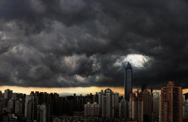 7月15日15时15分许,温州市区上空乌云翻滚涌向南端,天地间只留一道