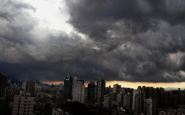 7月15日15时15分许,温州市区上空乌云翻滚涌向南端,天地间只留一道