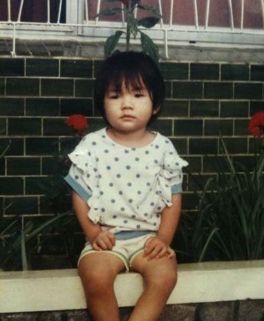 ella西瓜皮头发超可爱,笑起来眼睛眯成一条线!