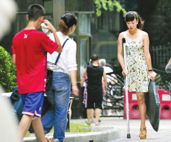 坚持穿高跟鞋的独腿女孩网络走红
