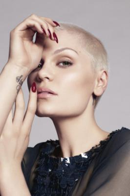 英国著名女星jessie j一袭大胆颠覆光头造型登上某杂志,展露一种