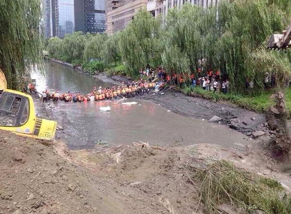 今天上午,杭州地铁4号线(富春路新业路口)有塌方透水情况,疑似施雇谮