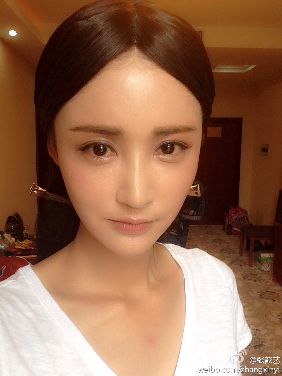 7月30日19点34分,二姐张歆艺通过微博晒美照,并自夸称:"好啦好啦!