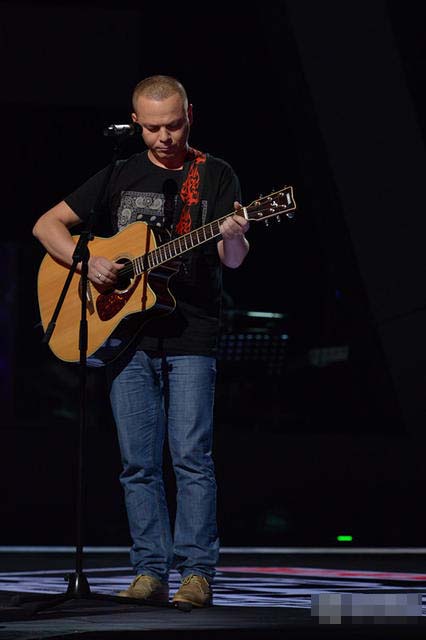 帕尔哈提献歌父母 自曝悲惨经历