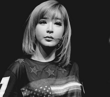 2ne1朴春"走私禁药"风波后首次亮相韩国活动 roommate下车