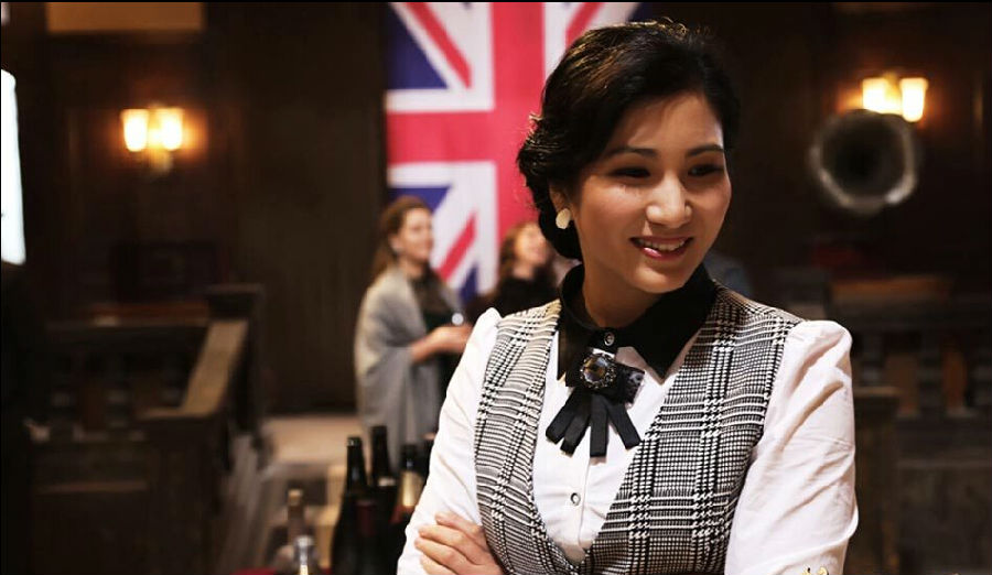 《黎明之眼》剧照,原子鏸饰演青年秋山和美展飒爽英姿.