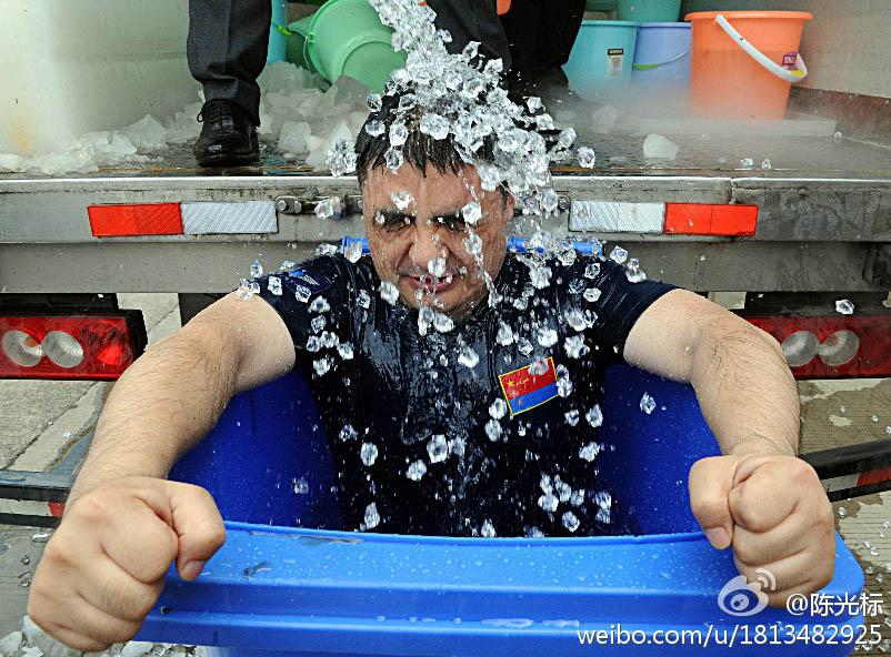 陈光标上演胸口碎大冰坐垃圾桶应冰桶挑战
