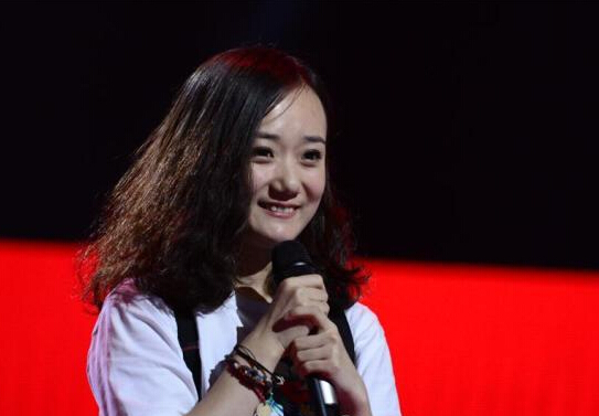 泡面发民谣女孩张婧懿再次登台仍选民谣歌曲