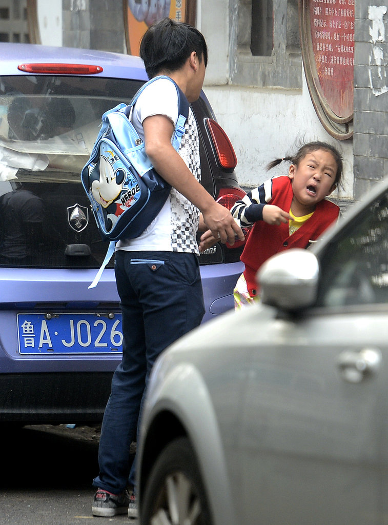 济南:如此父亲!开学第一天女儿不愿上学 连扇女儿三耳光