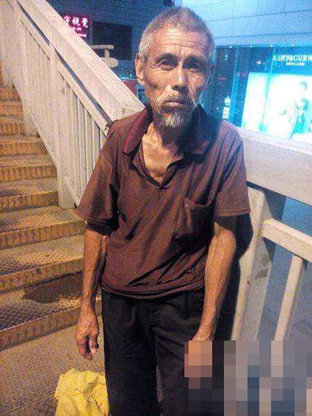 福州:网友实拍73岁乞讨老人遭男子飞踹 街头暴打10分钟