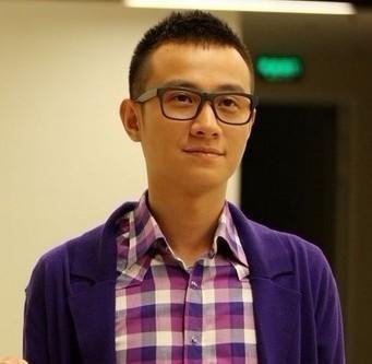 范晓萱晒出一张在机场的照片,照片中范晓萱戴着一副黑框眼镜,留着齐