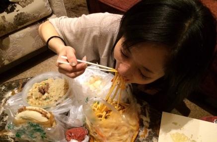 女星吃相好雷人!苍井空狼吞虎咽潘霜霜青筋毕露