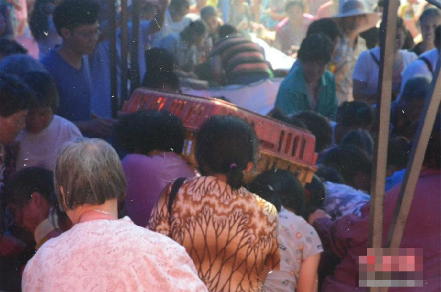 15分钟后现场只剩下满地鸡毛和被挤掉的鞋子.