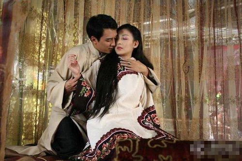 李彩桦早前拍摄电视剧《天地不容》时曾与内地演员冯绍峰传绯闻.