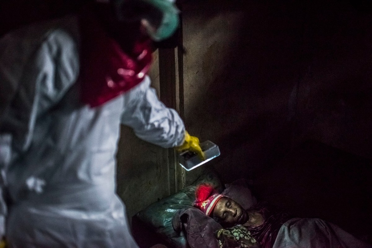 镜头记录埃博拉死者的遗体回收