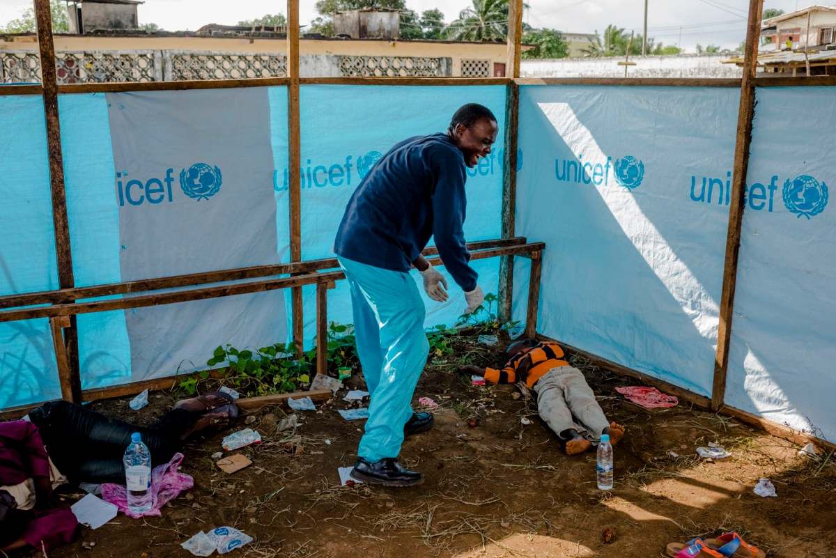 镜头记录埃博拉死者的遗体回收