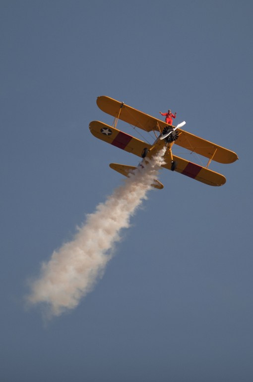 英国94岁高龄老人成功挑战"机翼行走"获吉尼斯纪录