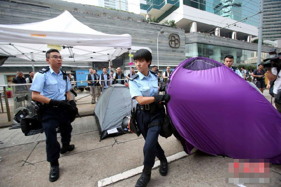 组图:香港警员戴头盔清除障碍物
