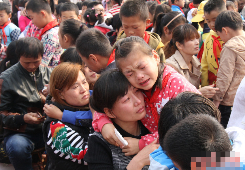 山东:一小学组织感恩演讲 3000余名学生家长当场痛哭流涕