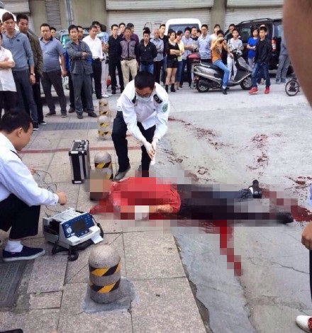 温州闹市一男子当街被割喉不治身亡 已初步排除抢劫案件