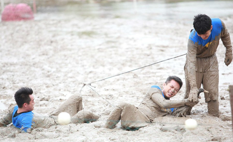 《跑男》集体滚泥潭 angelababy泥地抓鸭