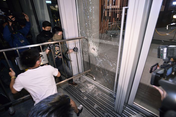 占中者撞烂立法会大楼玻璃门 警方发射胡椒喷雾