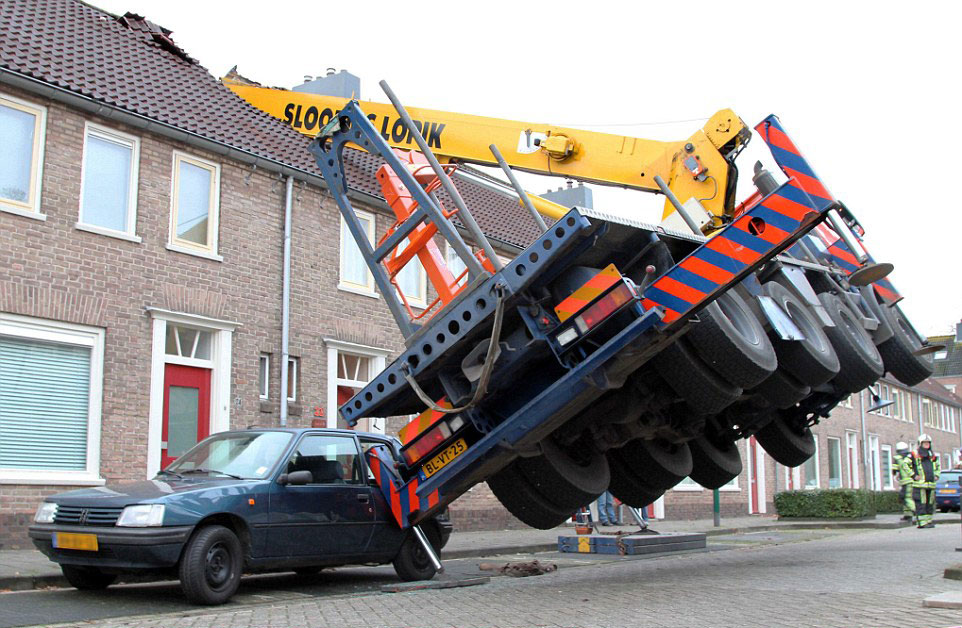 荷兰男子租吊车向女友求婚 不料砸坏邻居屋顶