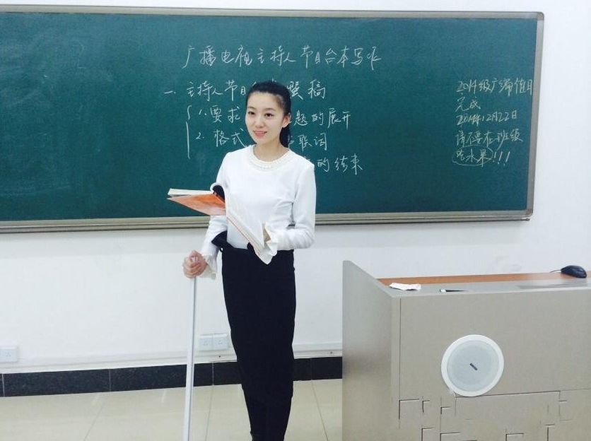 走红校园同学们纷纷称其为最美"女腰" 由于车祸黄老师腰部严重扭伤