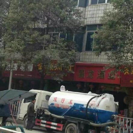 翔飞满天!广西吸粪车爆炸 好不容易逛个街还被喷了一身屎