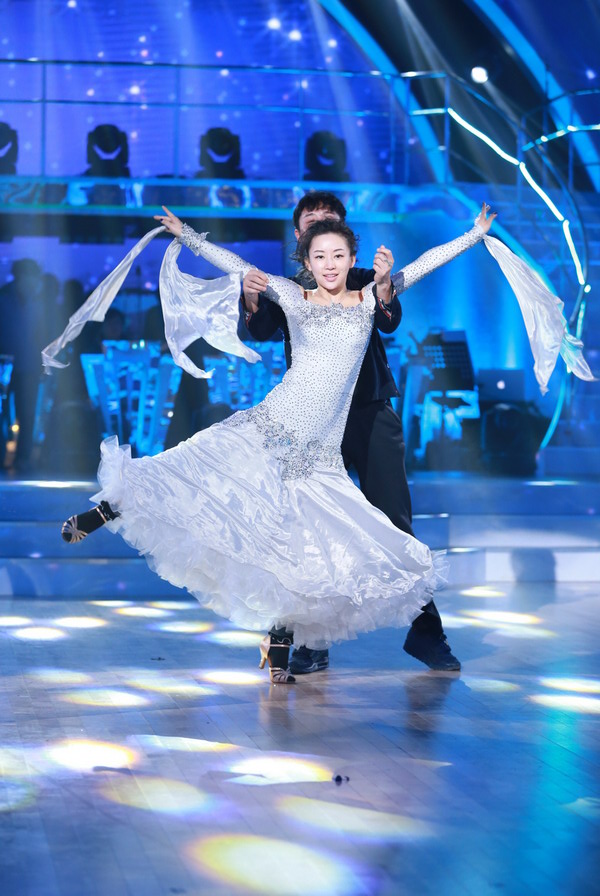 "九球天后"潘晓婷华美变身 高峰热舞桑巴