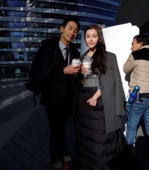 杨坤新女友鲁筱冉照片曝光 撞脸angelababy(图)