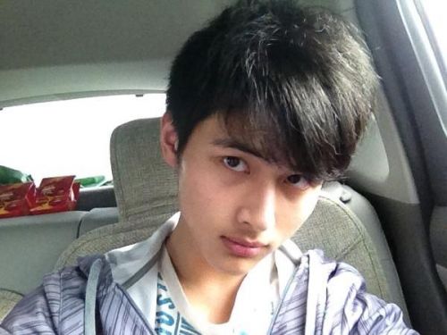 随后,记者辗转找到了韦骁龙在滨海中学时的唐老师.