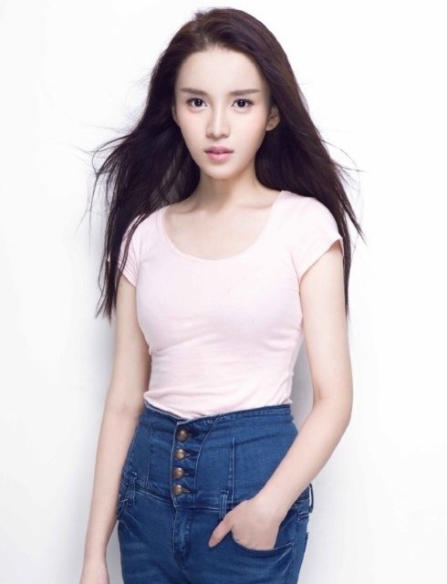 杨坤新女友鲁筱冉照片曝光 撞脸angelababy(图)