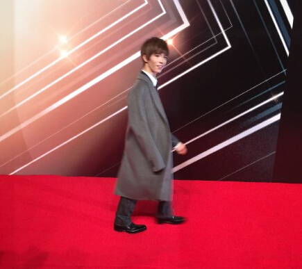 现场有摄影将郭敬明走红毯的图发到网上,网友看后纷纷调侃" 什么仇