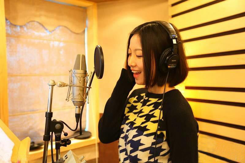 姚贝娜在录音室内录歌